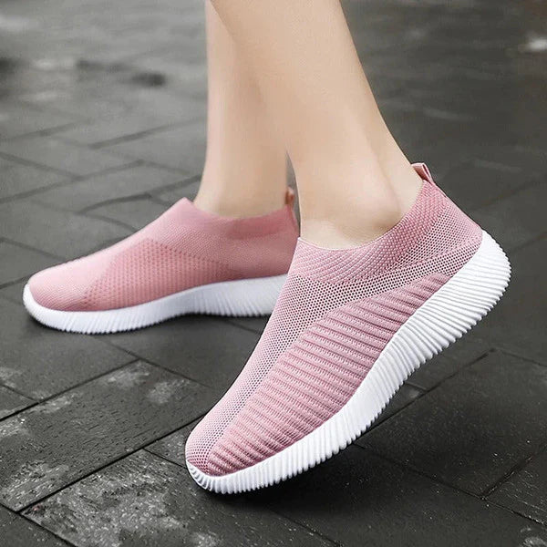 COMFORTABLE AND LIGHTWEIGHT SLIP-ON SNEAKERS