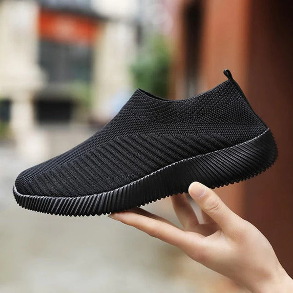 COMFORTABLE AND LIGHTWEIGHT SLIP-ON SNEAKERS
