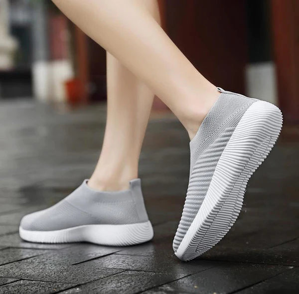 COMFORTABLE AND LIGHTWEIGHT SLIP-ON SNEAKERS