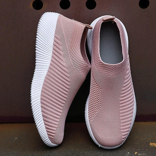 COMFORTABLE AND LIGHTWEIGHT SLIP-ON SNEAKERS