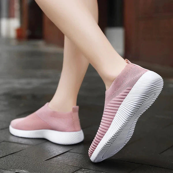 COMFORTABLE AND LIGHTWEIGHT SLIP-ON SNEAKERS