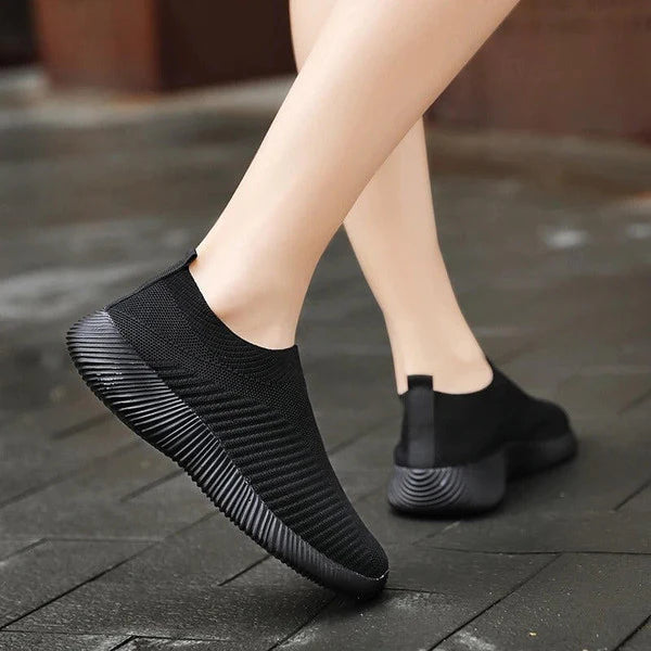 COMFORTABLE AND LIGHTWEIGHT SLIP-ON SNEAKERS