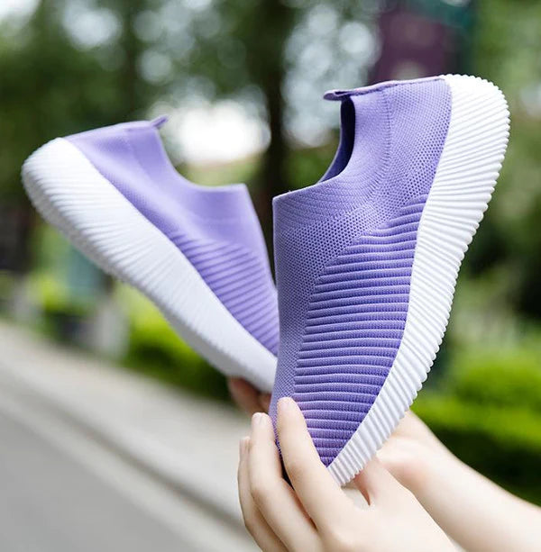 COMFORTABLE AND LIGHTWEIGHT SLIP-ON SNEAKERS