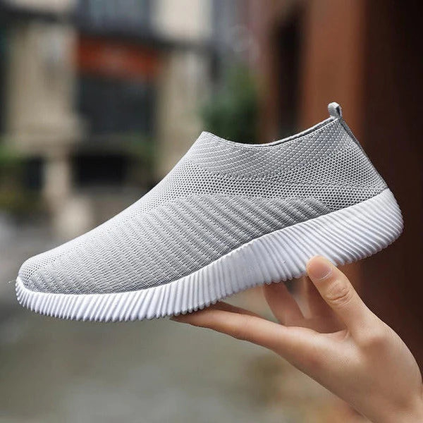COMFORTABLE AND LIGHTWEIGHT SLIP-ON SNEAKERS