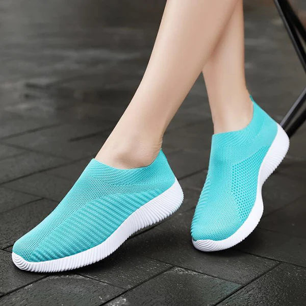 COMFORTABLE AND LIGHTWEIGHT SLIP-ON SNEAKERS