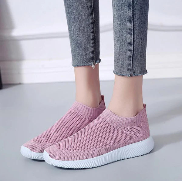 COMFORTABLE AND LIGHTWEIGHT SLIP-ON SNEAKERS